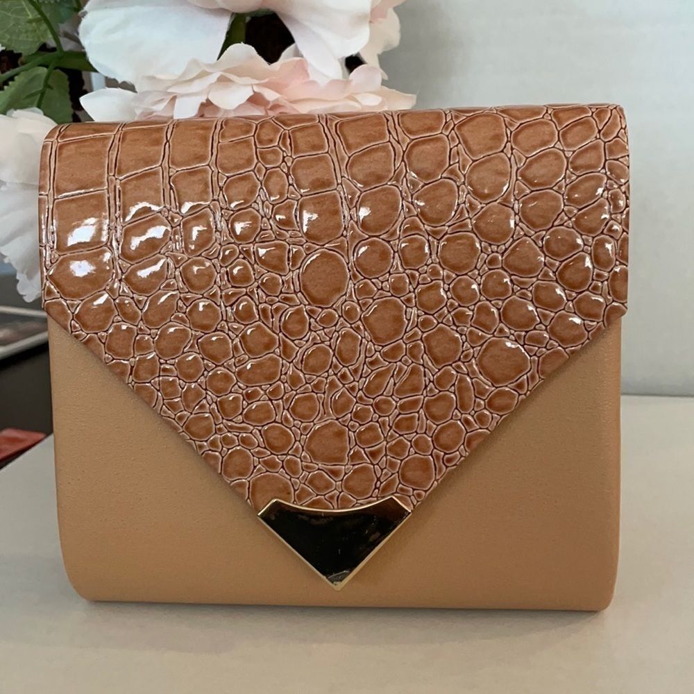 SMALL SNAP CLOSE BOXED CLUTCH CLUTCH WITH DETACHABLE GOLD CHAIN